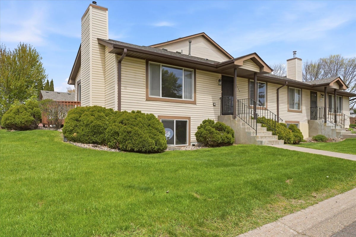 6762 Gretchen Court N, Oakdale, MN 55128