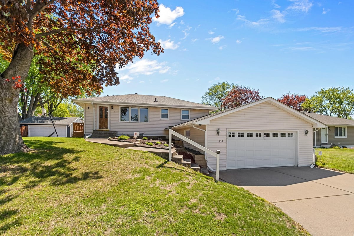 139 Greenway Avenue N, Oakdale, MN 55128