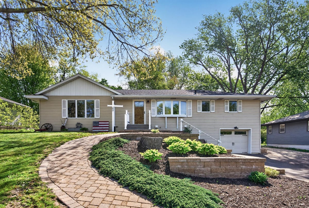 657 Granada Avenue N, Oakdale, MN 55128