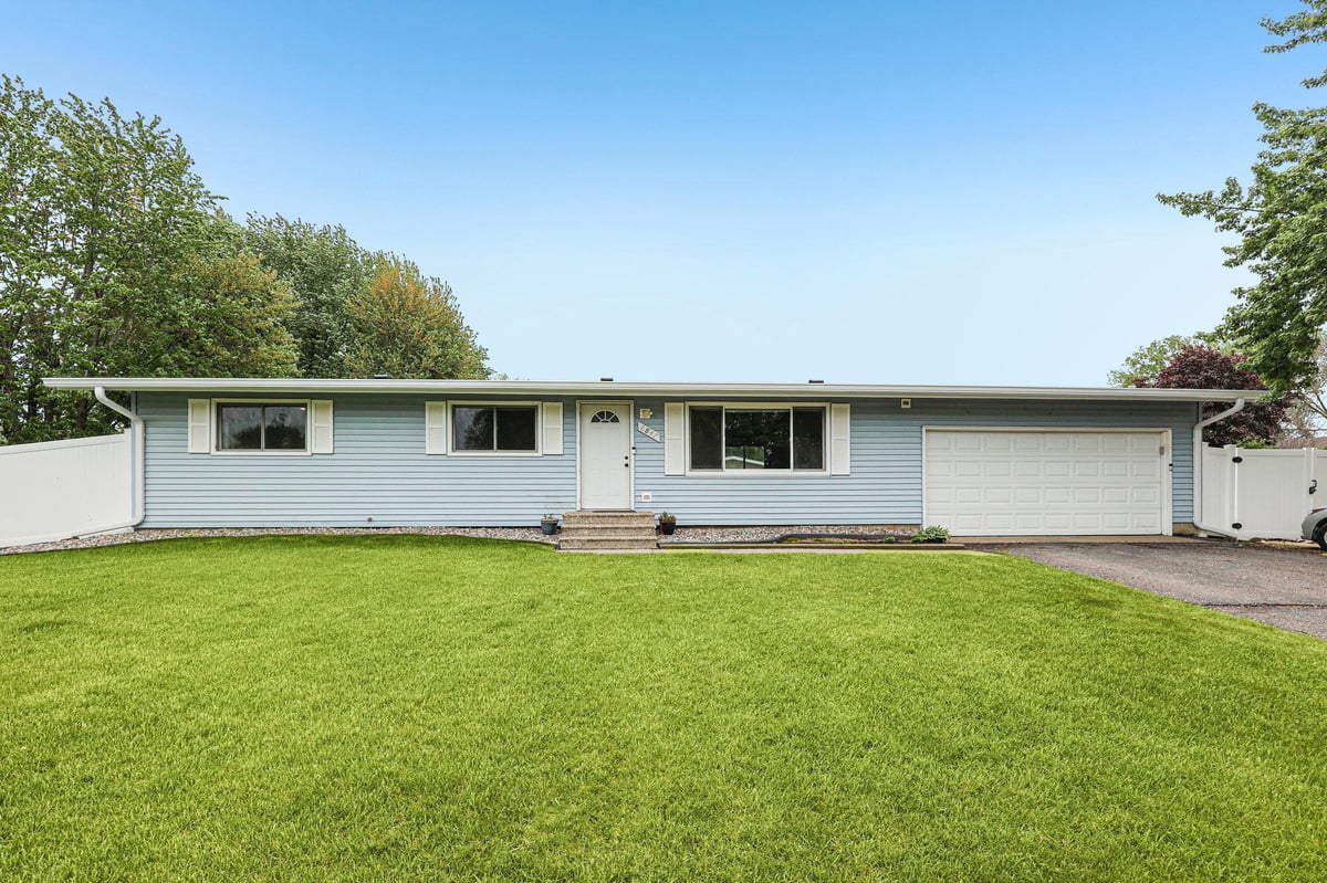 6847 8th Street Lane N, Oakdale, MN 55128