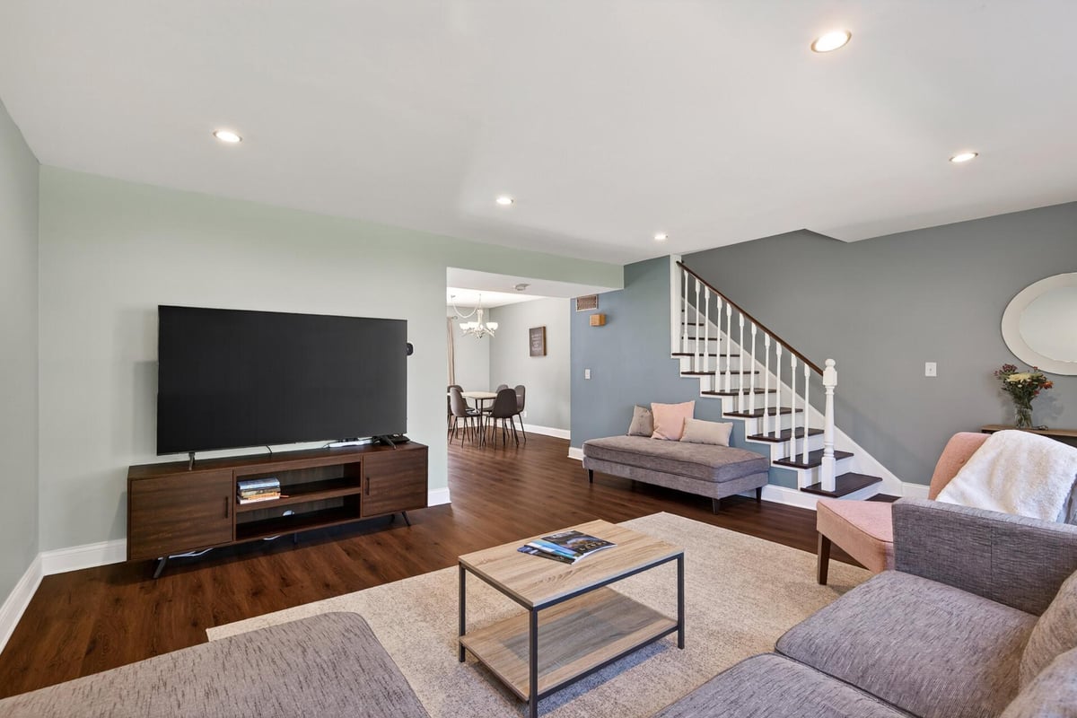 1473 Goodwin Avenue N, Oakdale, MN 55128