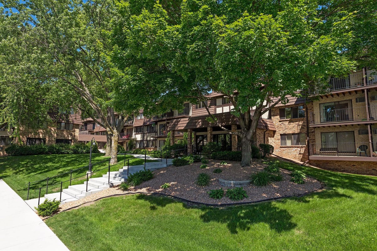 205 Barry Avenue S #320, Wayzata, MN 55391