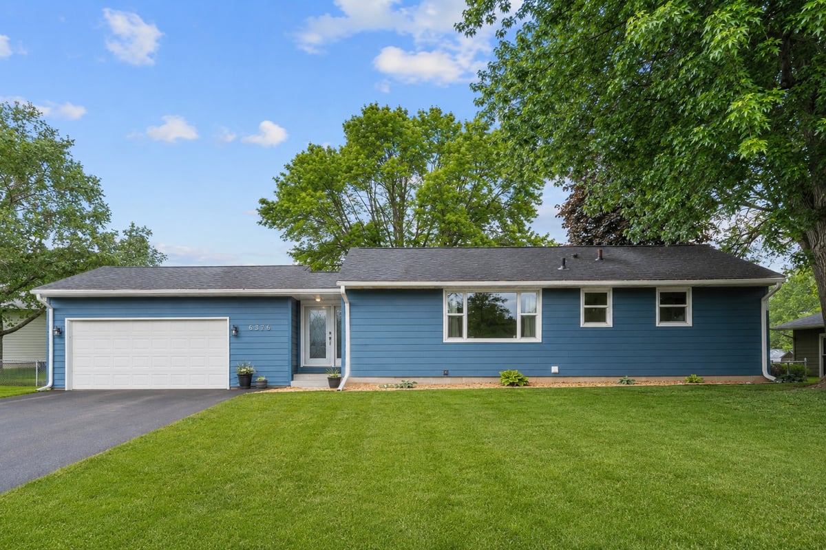 6876 11th Street N, Oakdale, MN 55128