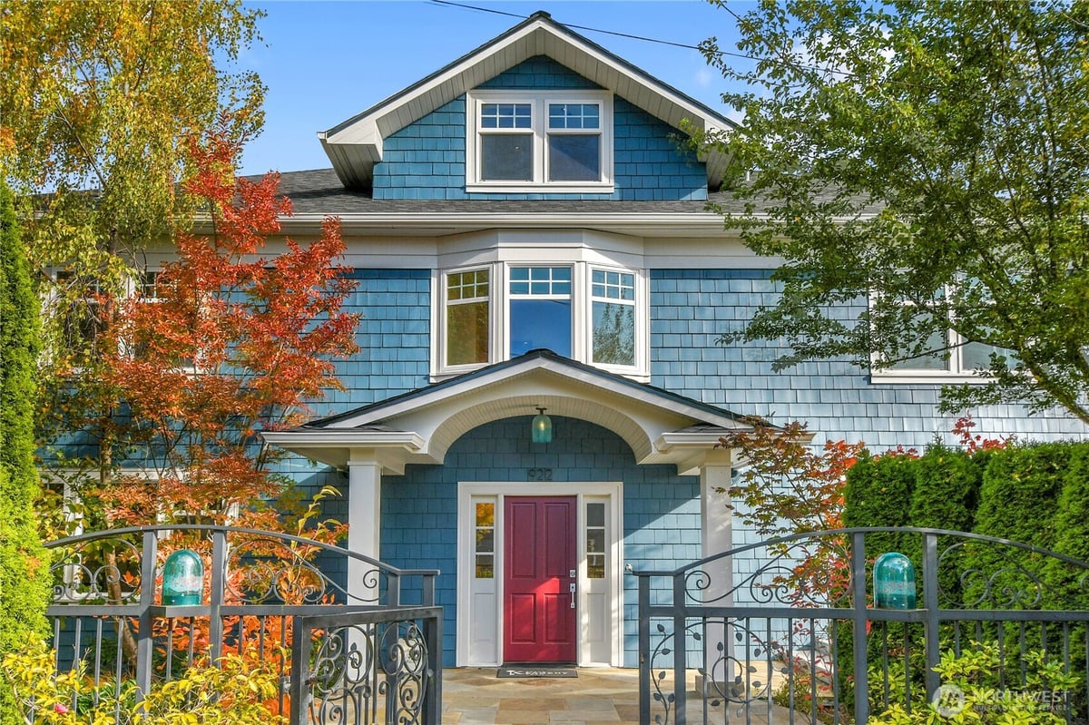 922 Nob Hill Avenue N, Seattle, WA 98109