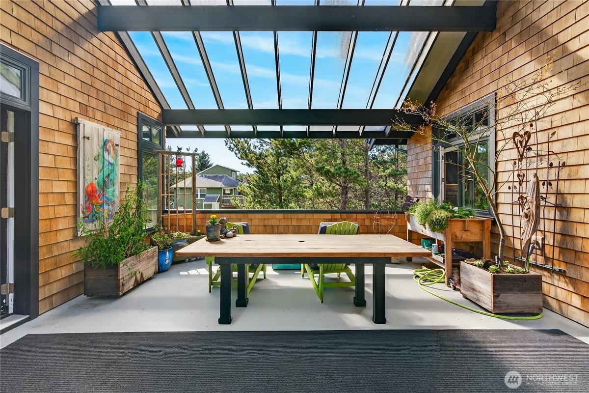 306 6th Street NW, Long Beach, WA 98631 - 8