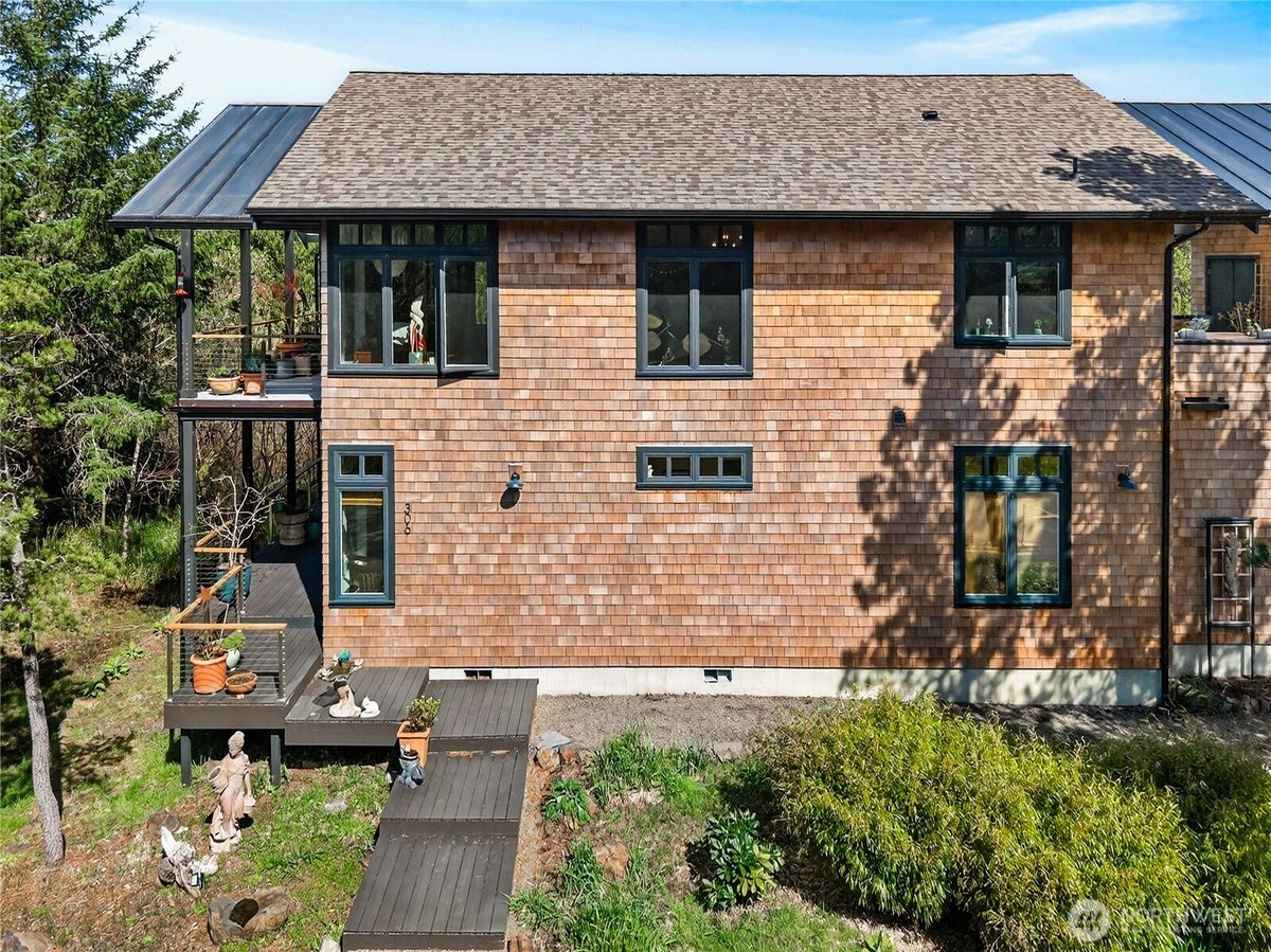 306 6th Street NW, Long Beach, WA 98631 - 2