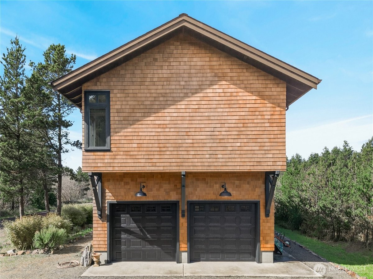 306 6th Street NW, Long Beach, WA 98631 - 3
