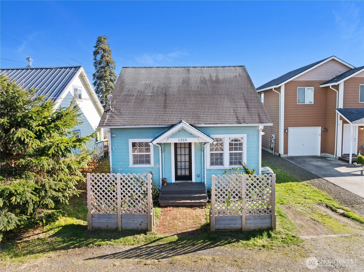1310 44th Place, Seaview, WA 98644