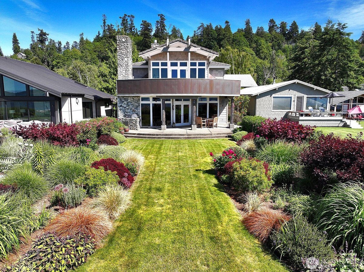 7532 Maxwelton Beach Lane, Clinton, WA 98236