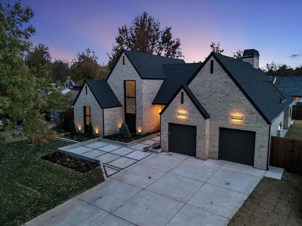 1826 Drakestone Avenue, Nichols Hills, OK 73120