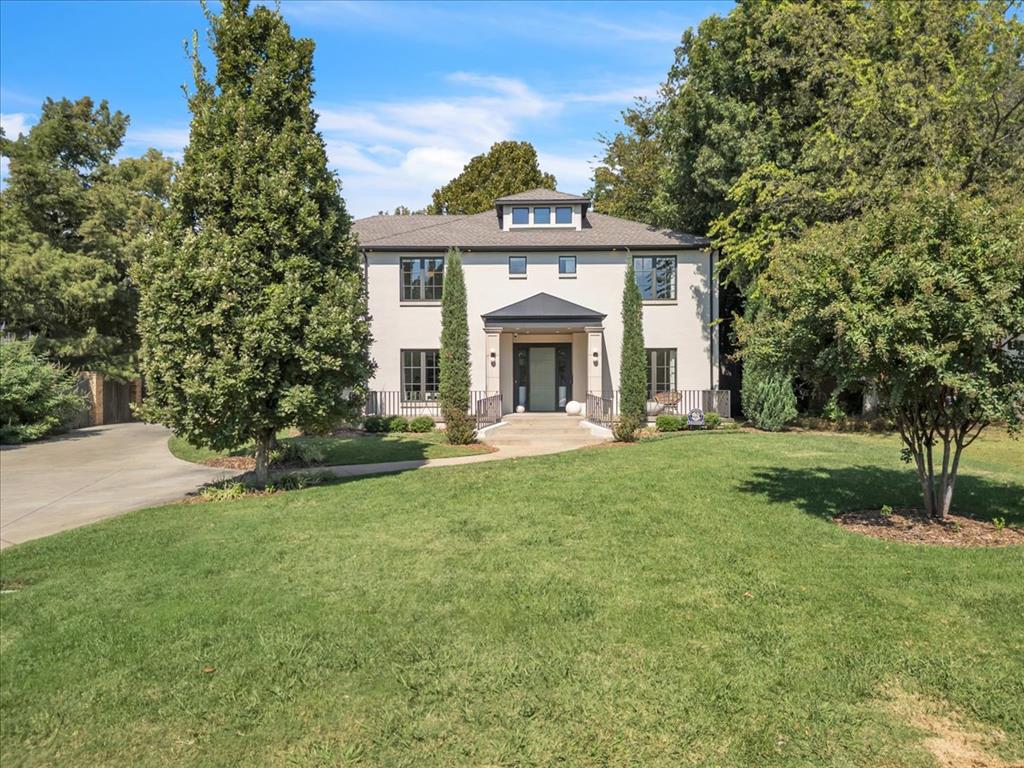 1913 Huntington Avenue, Nichols Hills, OK 73116