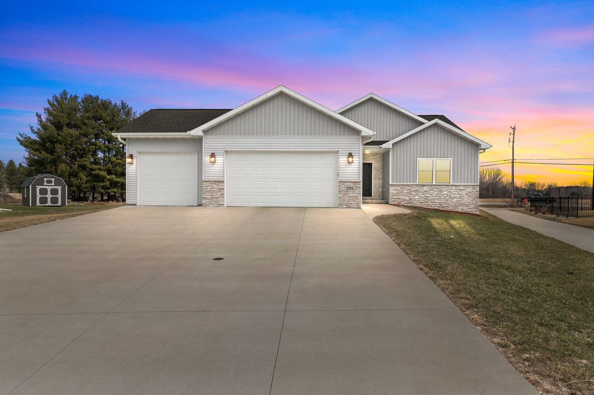 2570 W FALLEN OAK Drive (City of Appleton)