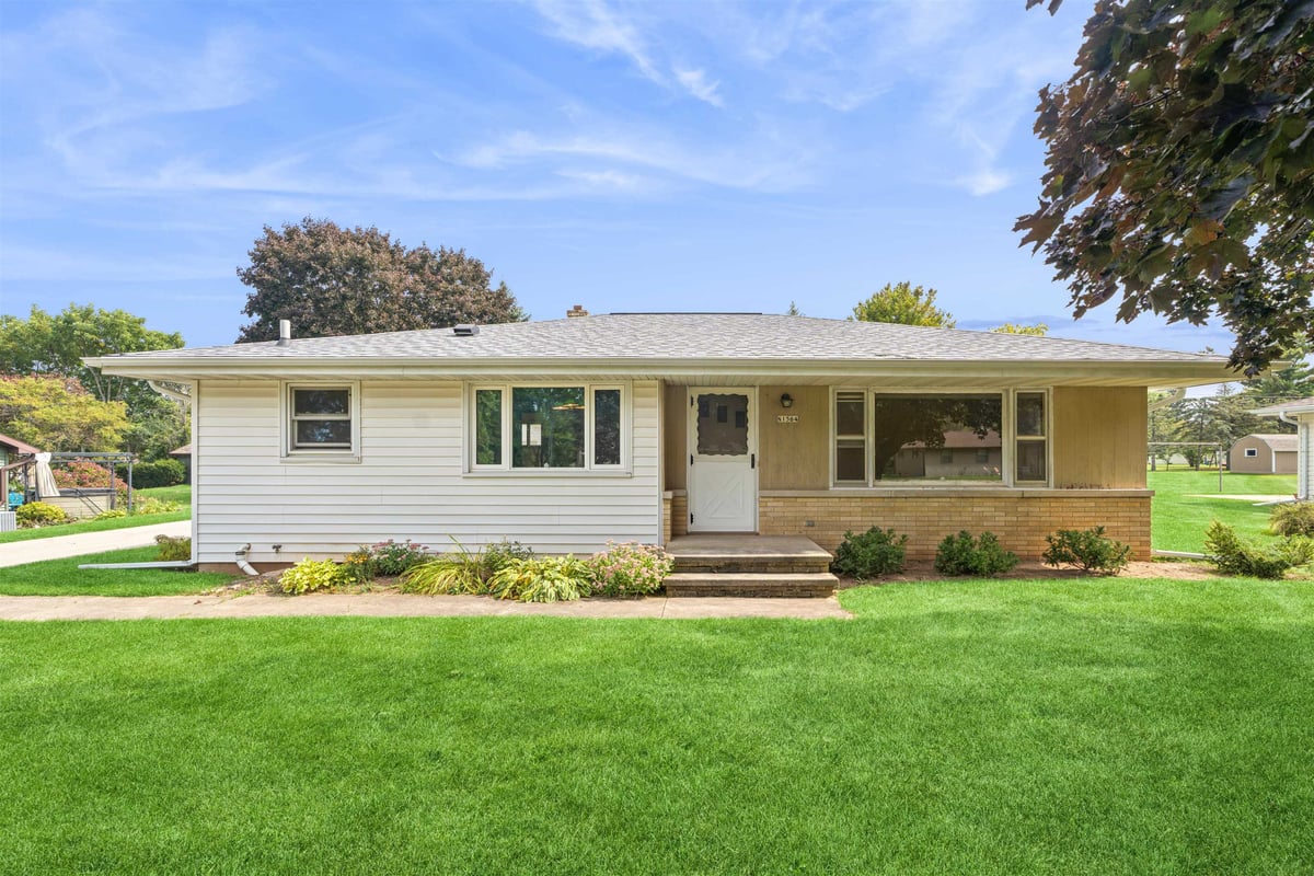 N1564 RIDGEWAY Drive (Village of Greenville)