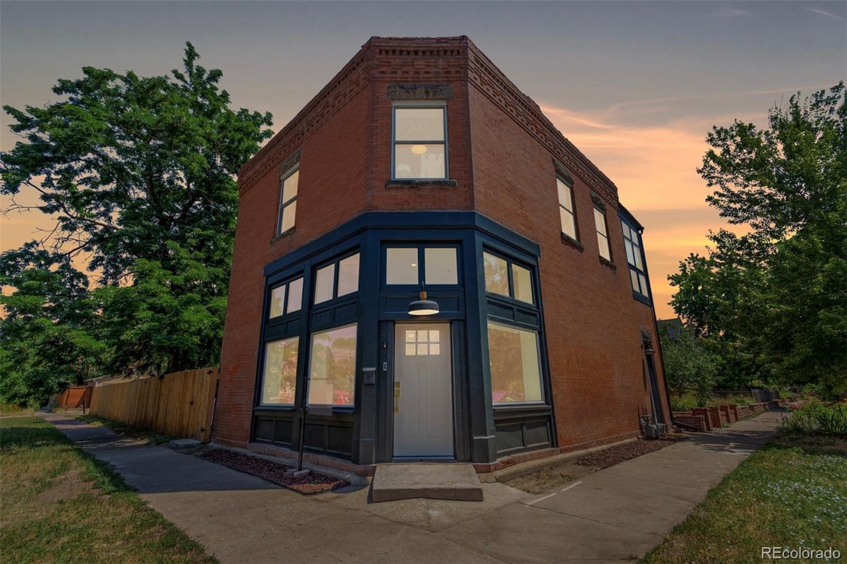 95 W Byers Place