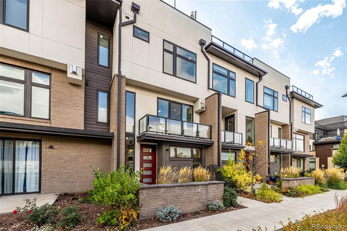 6820 E Lowry Boulevard