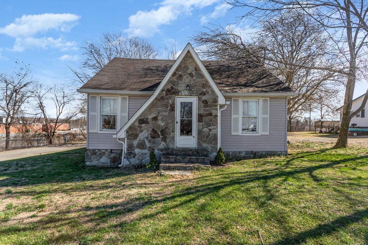 699 OAK ST, LAFAYETTE, TN 37083 Gene Carman Real Estate & Auctions