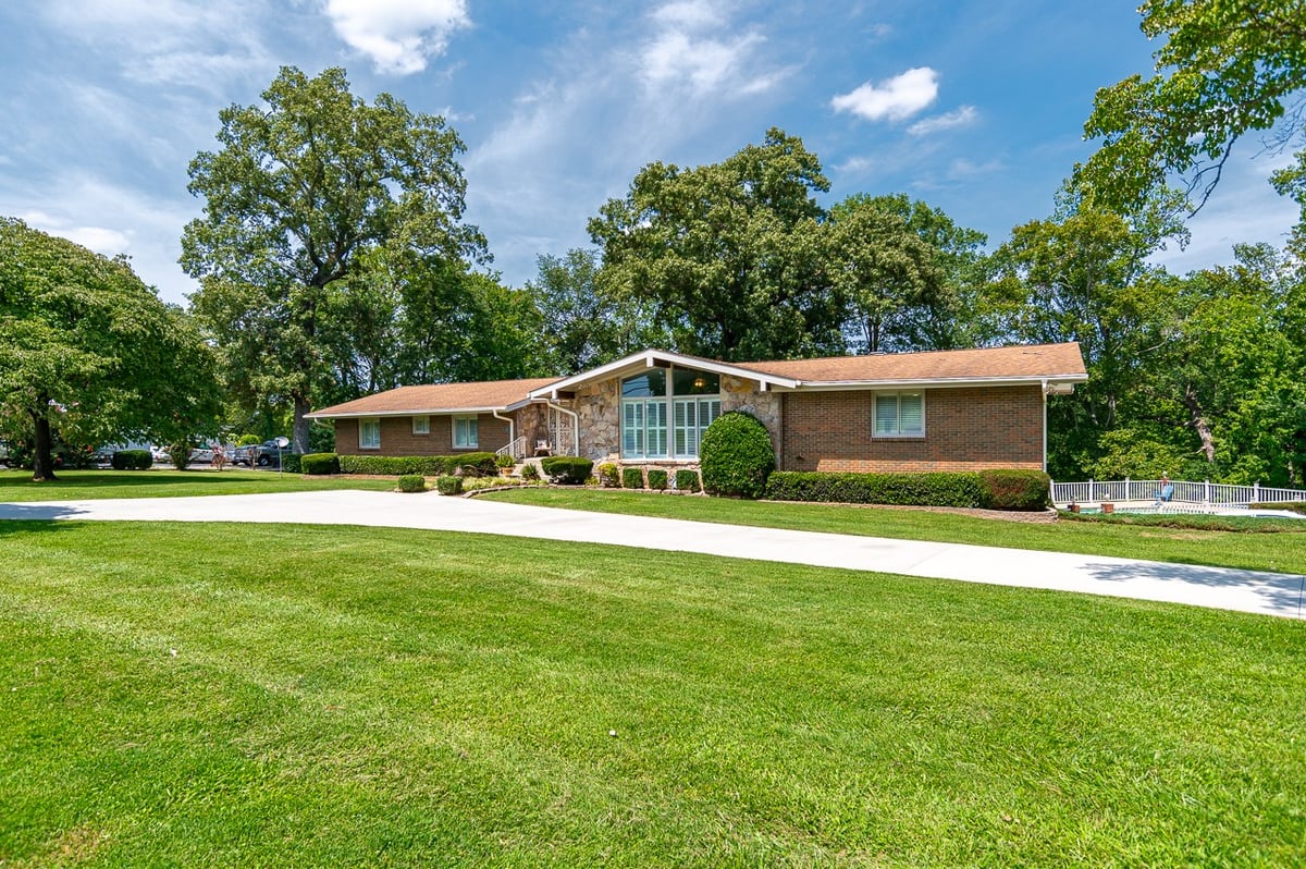 1487 S COLLEGE ST, WINCHESTER, TN 37398 to Sam Hatfield