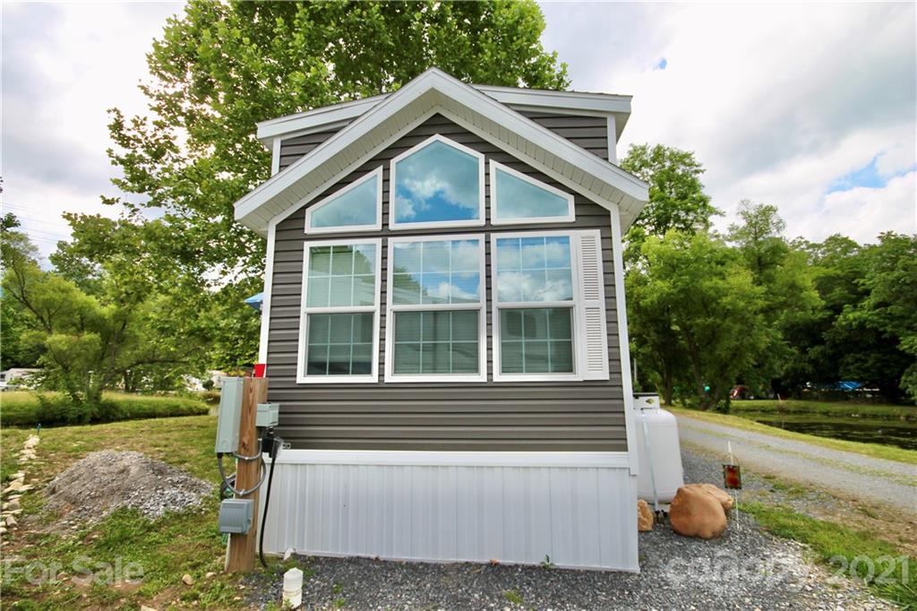 82 PIKE POINT, WAYNESVILLE, NC 28785 Smoky Mountain Retreat