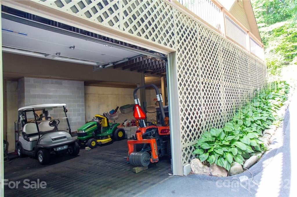 100 LITTLE CHEROKEE RIDGE, HENDERSONVILLE, NC 28739 Connestee Falls Realty